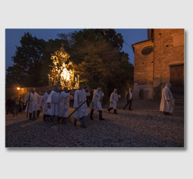 La sera del cinque, sul far della notte, la statua è trasportata alla chiesa parrocchiale ‑ Madonna del Santuario di Sommariva del Bosco